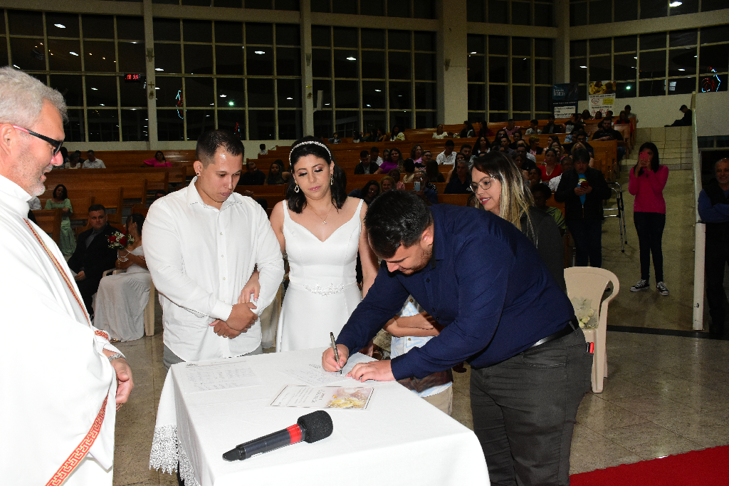 No dia 24 de novembro, a Paróquia Nossa Senhora de Fátima foi palco de um momento especial: o Casamento Comunitário. Casais, unidos pelo amor, compartilharam votos e promessas, tornando o evento uma celebração única. Sob a orientação do Pe. Primo Hipólito, a cerimônia foi marcada por bênçãos e emoções. Que este dia permaneça vivo nas memórias, continuando a inspirar a comunidade com os laços do amor.